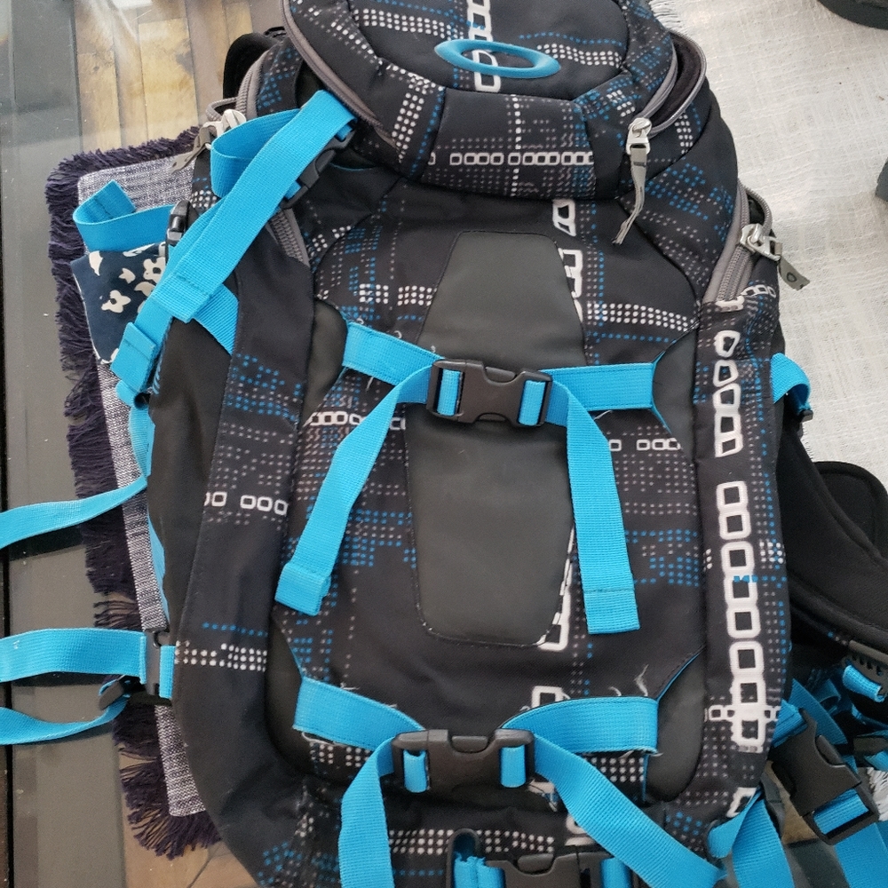 Oakley snowmad 20 backpack